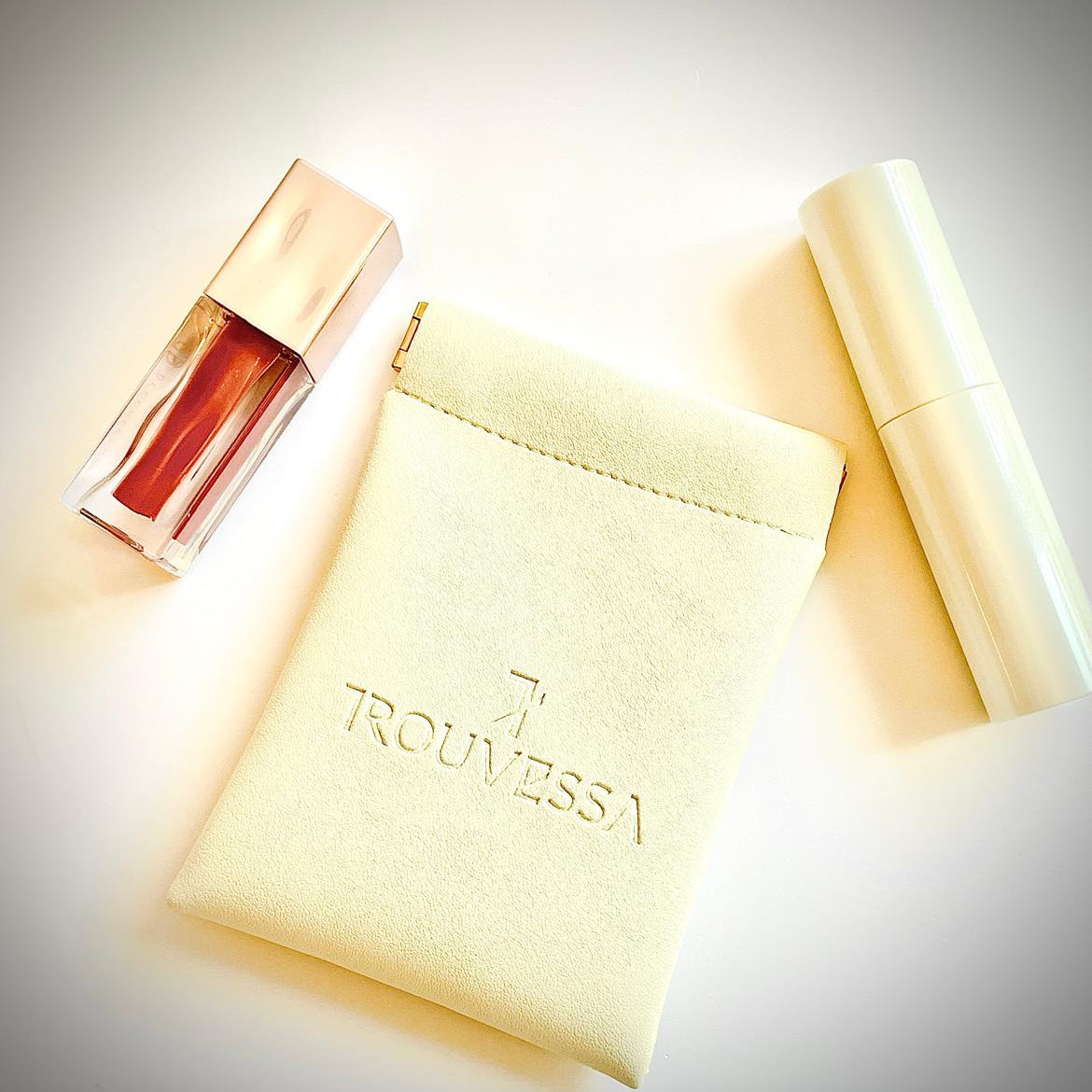 Trouvessa Self-Closing Leather Pouch - Creame