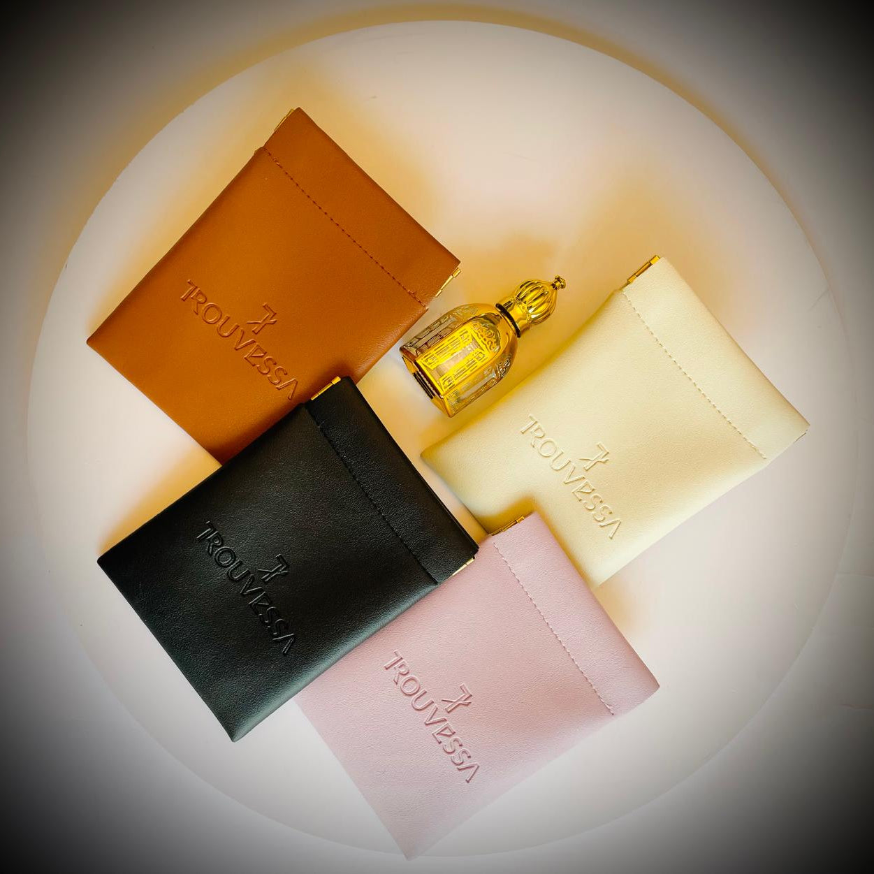 Trouvessa Self-Closing Leather Pouch - Creame